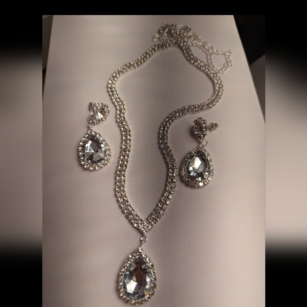 Beautiful Necklace and Earrings Set